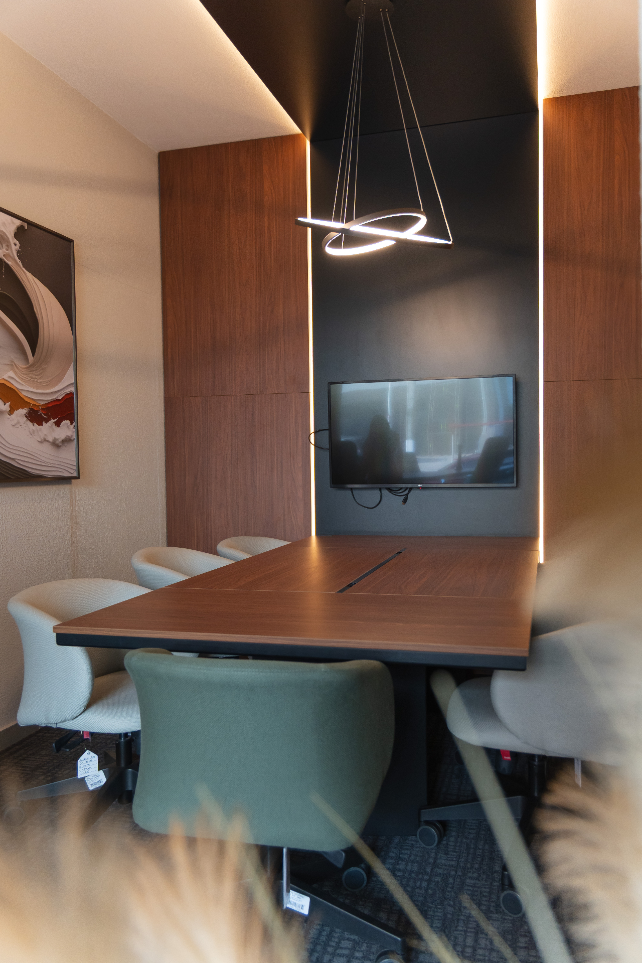 Sala da Dynamo com iluminação decorativa e painel escuro